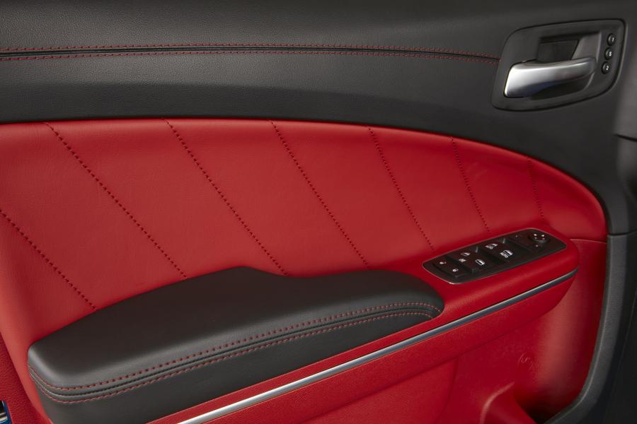Детали интерьера Dodge Charger R/T Scat Pack (LD) 2018 года  (фото 6 из 6)